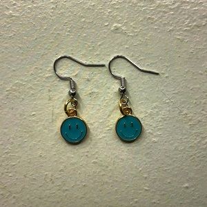 Blue smiley face💙